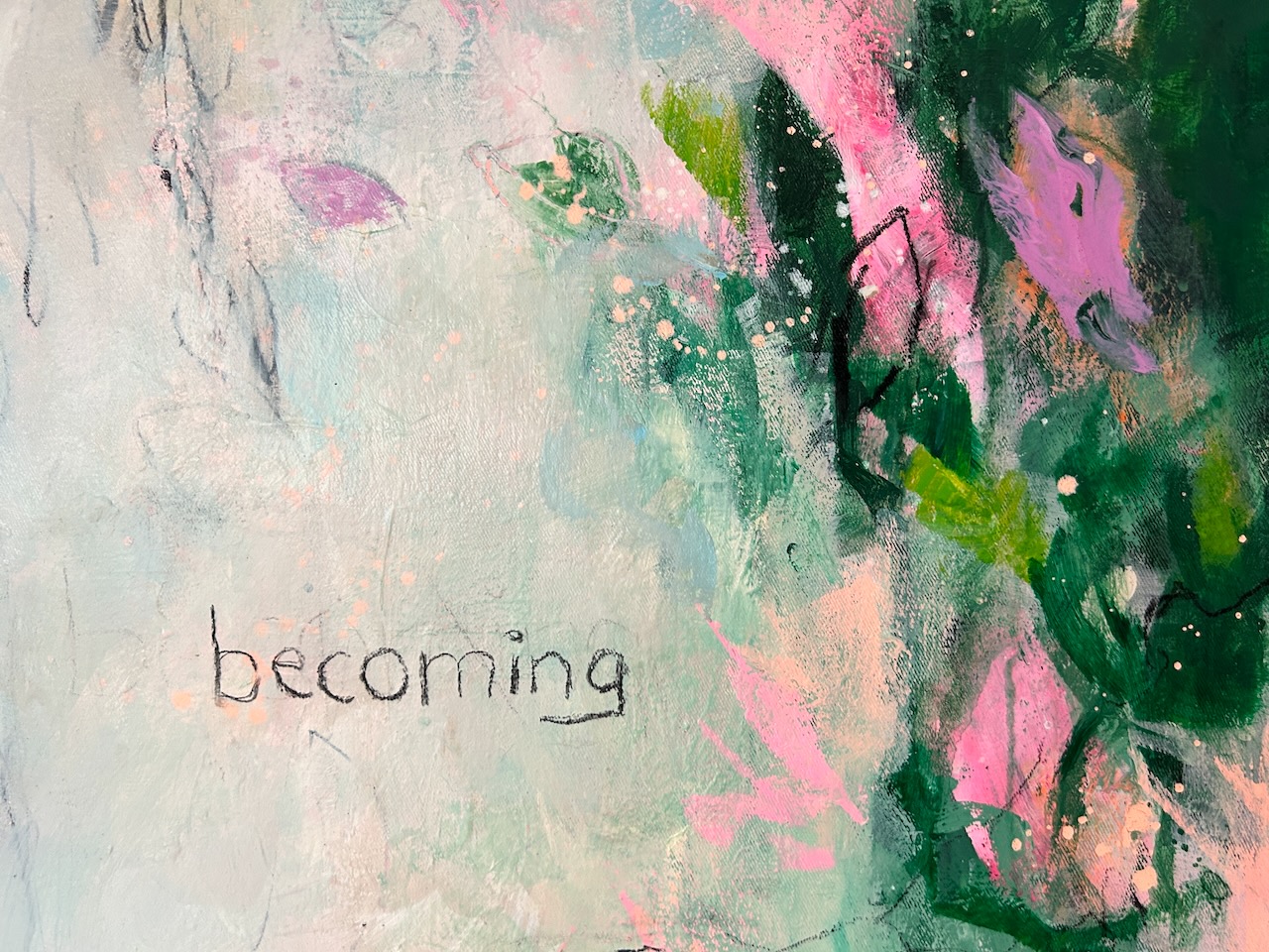 Detail aus dem abstrakten Kunstwerk „Becoming“ mit vielschichtigen Farbaufträgen, feinen Linien und lebendigen Strukturen.