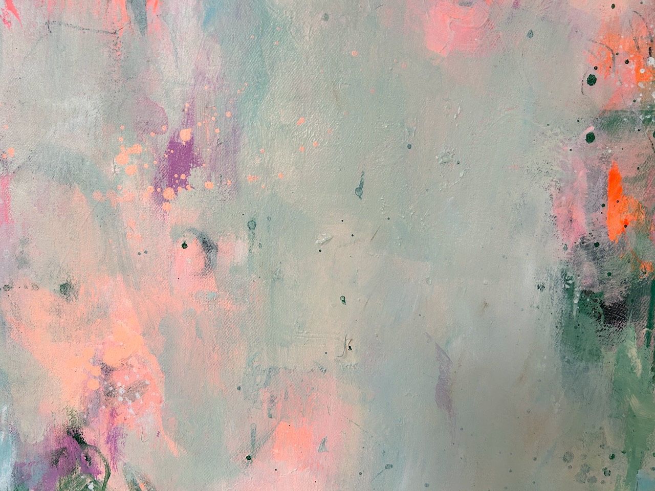 Detail aus dem abstrakten Kunstwerk „Becoming“ mit sanften Creme-, Rosé- und Apricottönen sowie kraftvollen grünen Akzenten.