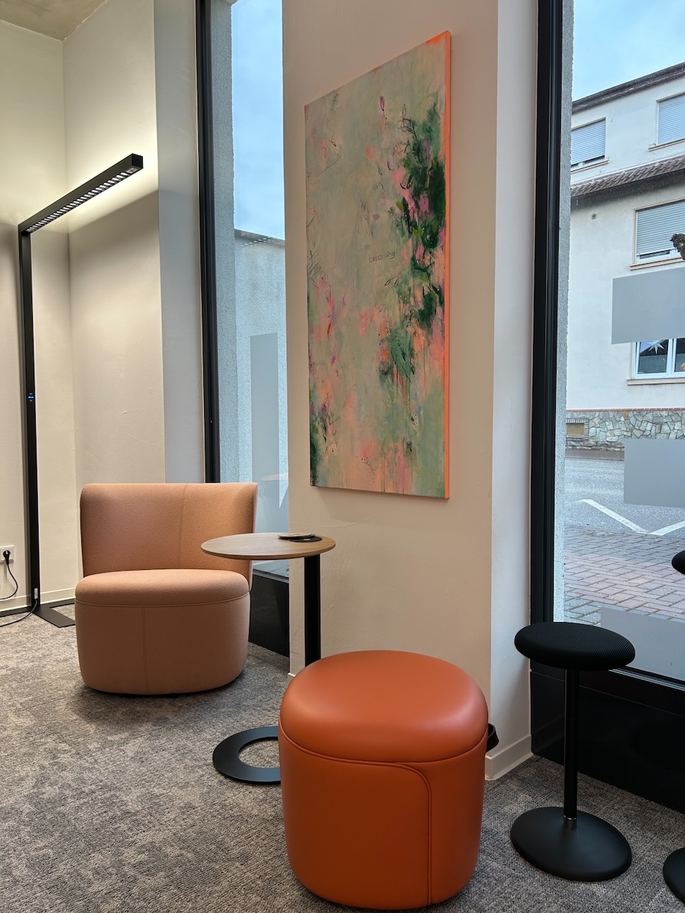 Abstraktes Kunstwerk „Becoming“ von Sandra Obel in einer modernen Büroumgebung.