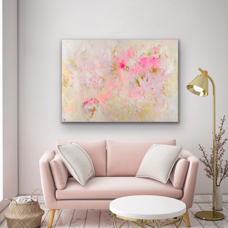 Abstraktes Kunstwerk „Golden Ease“ von Sandra Obel in einem modernen Wohnraum mit heller Wand und zurückhaltender Einrichtung.
