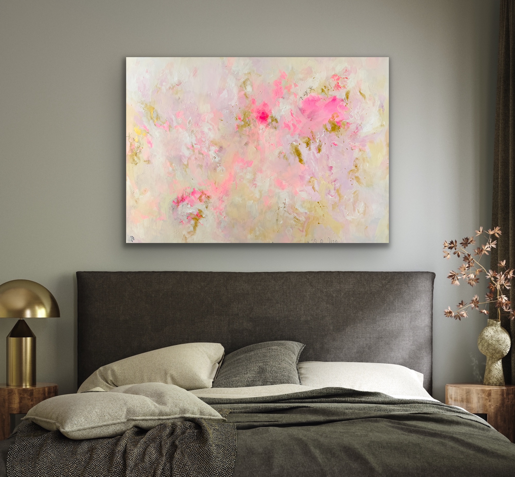 Abstraktes Kunstwerk „Golden Ease“ von Sandra Obel in einem modernen Wohnraum mit grüner Wand und zurückhaltender Einrichtung.