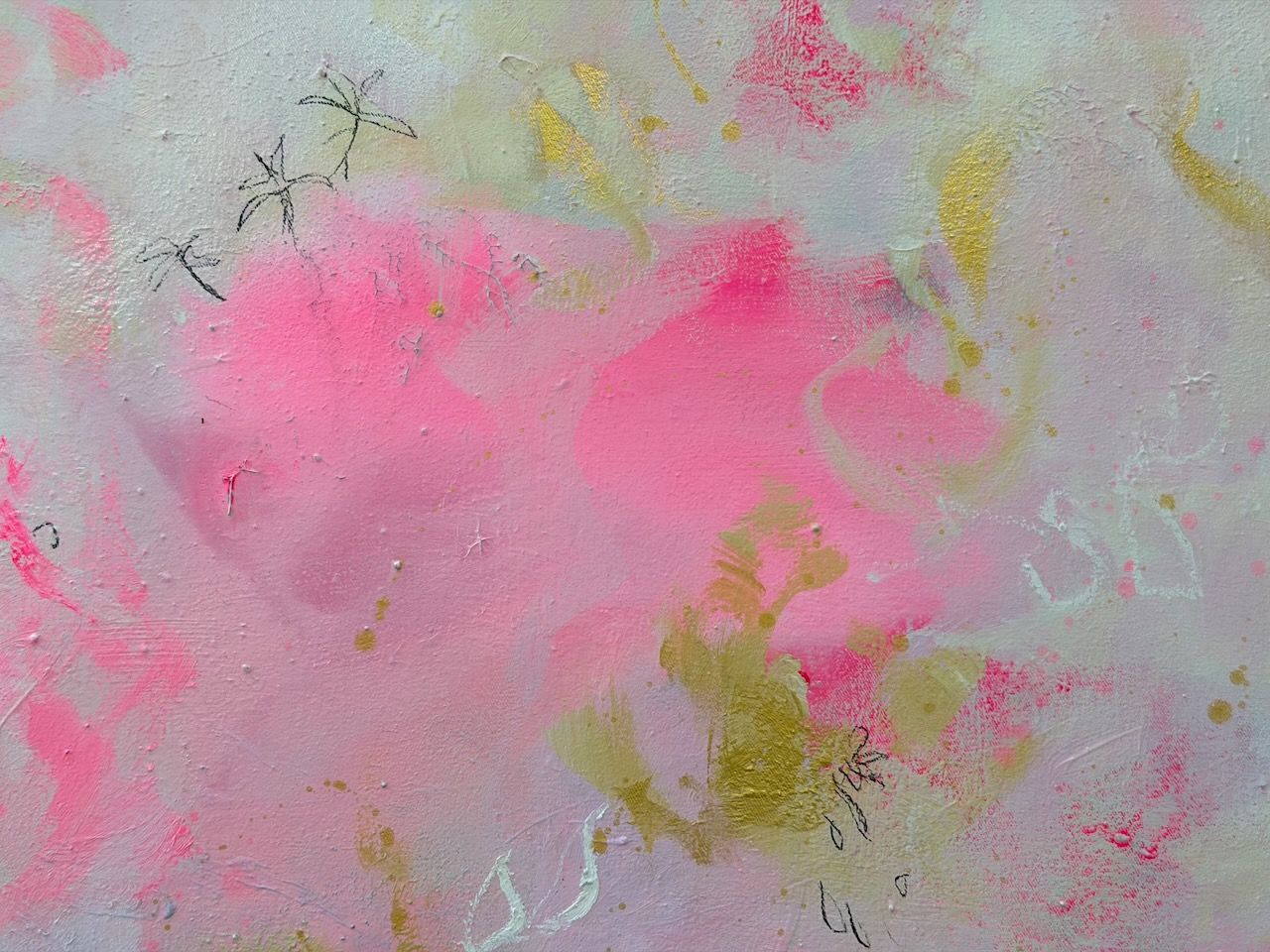 Detail aus dem abstrakten Kunstwerk „Golden Ease“ mit zarten Rosé- und Cremetönen, feinen schwarzen Linien, transparenten Farbschichten und sichtbaren Pinselspuren.