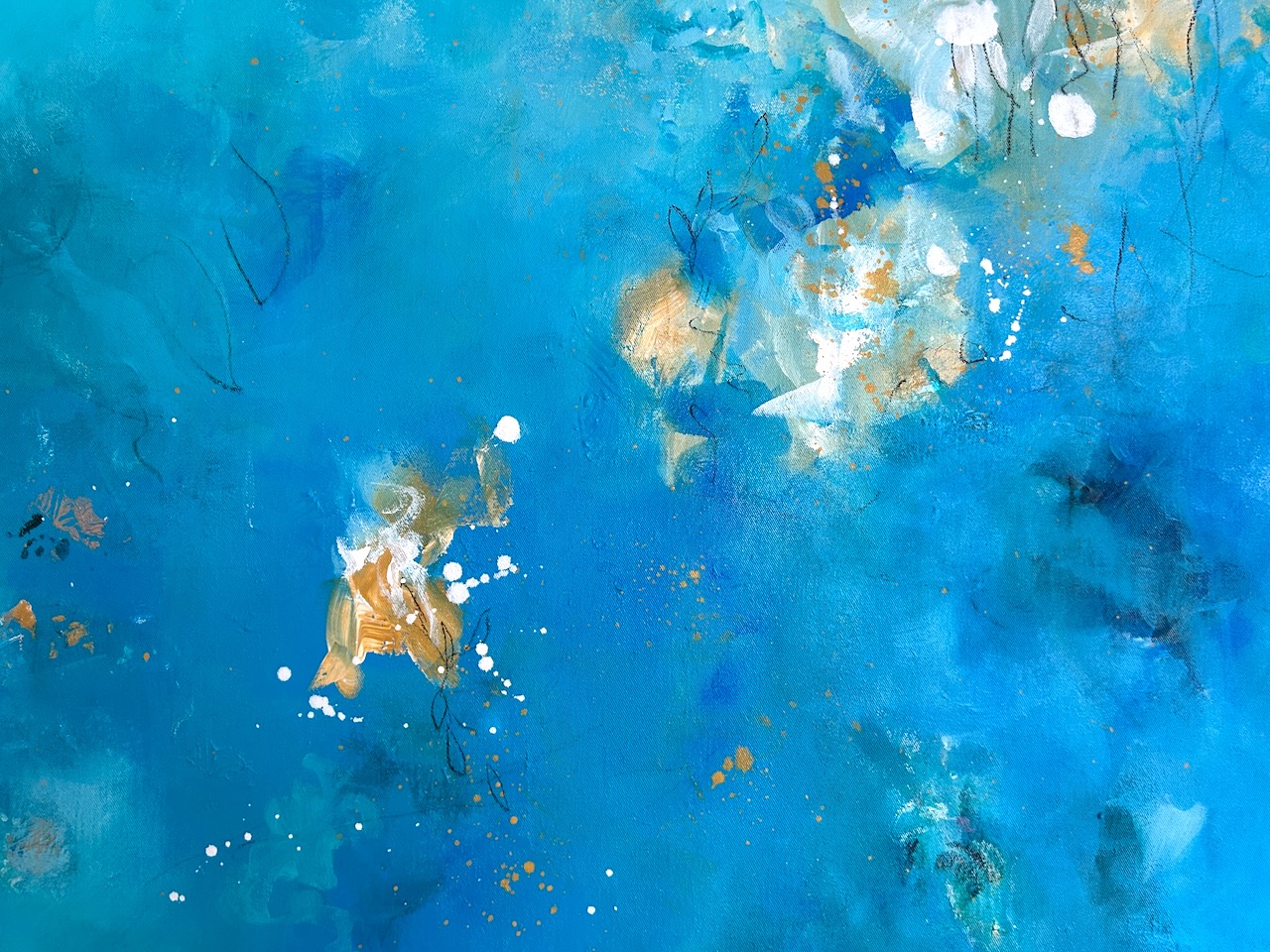 Detail aus dem abstrakten Kunstwerk „Into the Deep“ mit leuchtenden Türkis-, Blau-, Gold- und Weißtönen sowie feinen Kohlelinien.