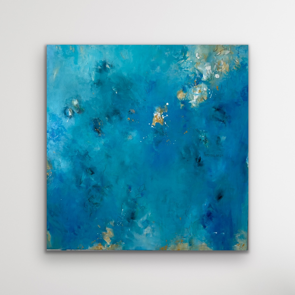 Sandra Obel, abstrakte Malerei. Into the Deep. Abstraktes Kunstwerk in intensiven Türkis-, Blau-, Weiß- und Goldtönen, das Tiefe, Vertrauen und innere Klarheit vermittelt.