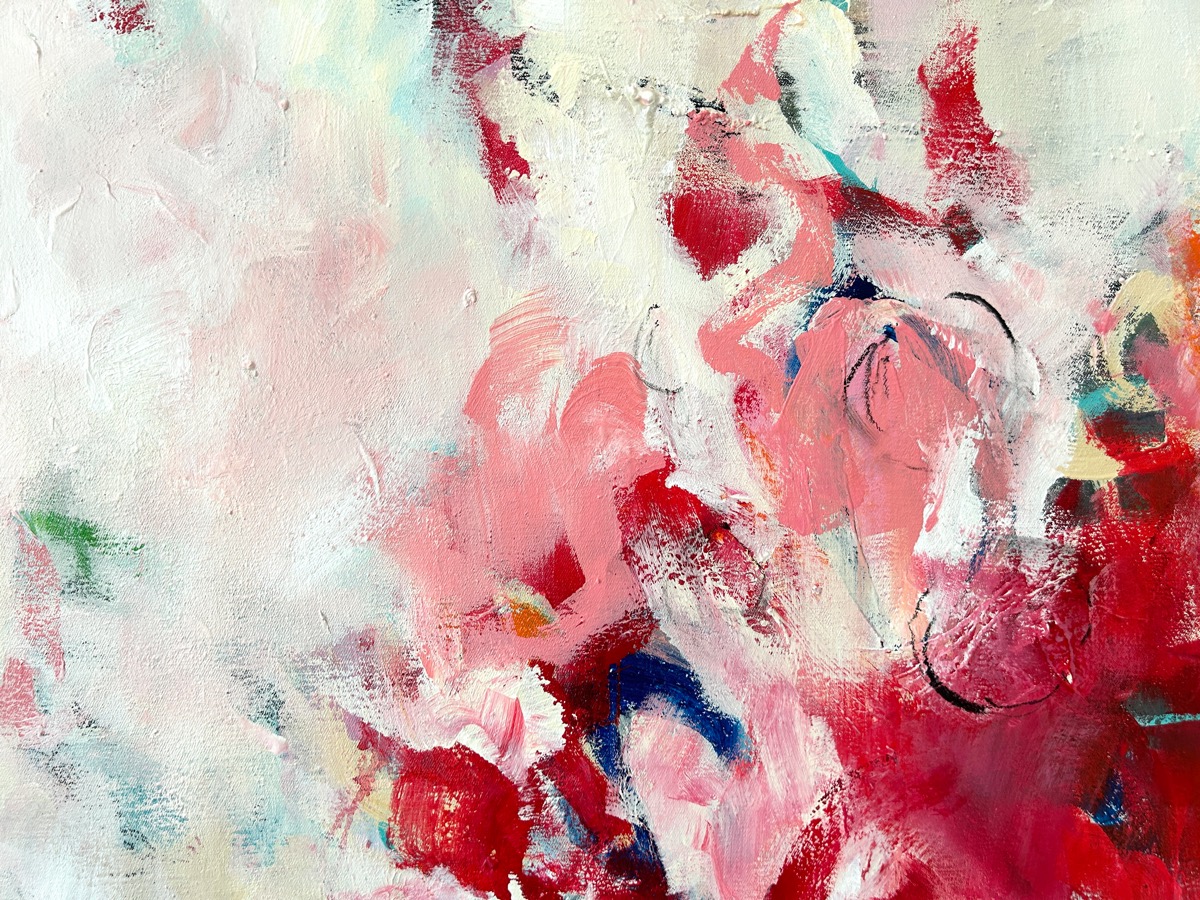 Detailansicht des abstrakten Kunstwerks Power Flow von Sandra Obel mit hellen Farbflächen in Weiß, Rosa und zarten Blautönen.