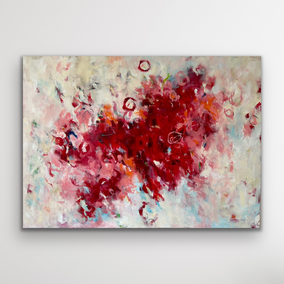 Sandra Obel, abstrakte Malerei. Power Flow.  Abstraktes Kunstwerk in Rot-, Rosa- und Weißtönen, das Entschlossenheit, Vertrauen und kraftvolles Handeln symbolisiert.