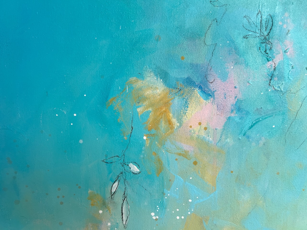 Detail aus dem abstrakten Kunstwerk „Between Sky and Sea“ mit leuchtenden Türkis-, Blau- und Goldtönen, transparenten Farbschichten und feinen Linien.