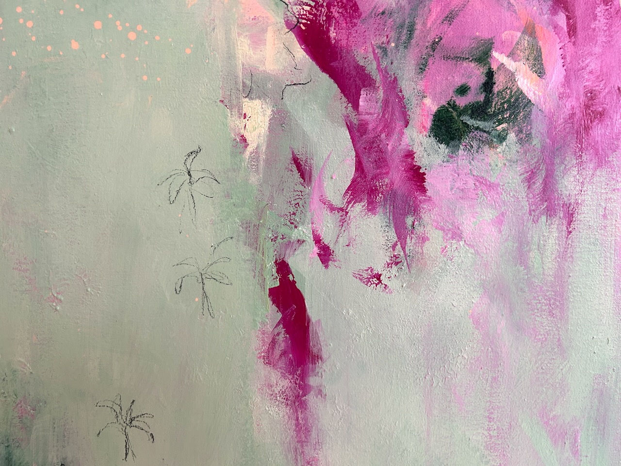 Detail aus dem abstrakten Kunstwerk „Enough“ mit harmonischen Grün-, Rosé- und Pinktönen sowie leuchtenden Farbakzenten.