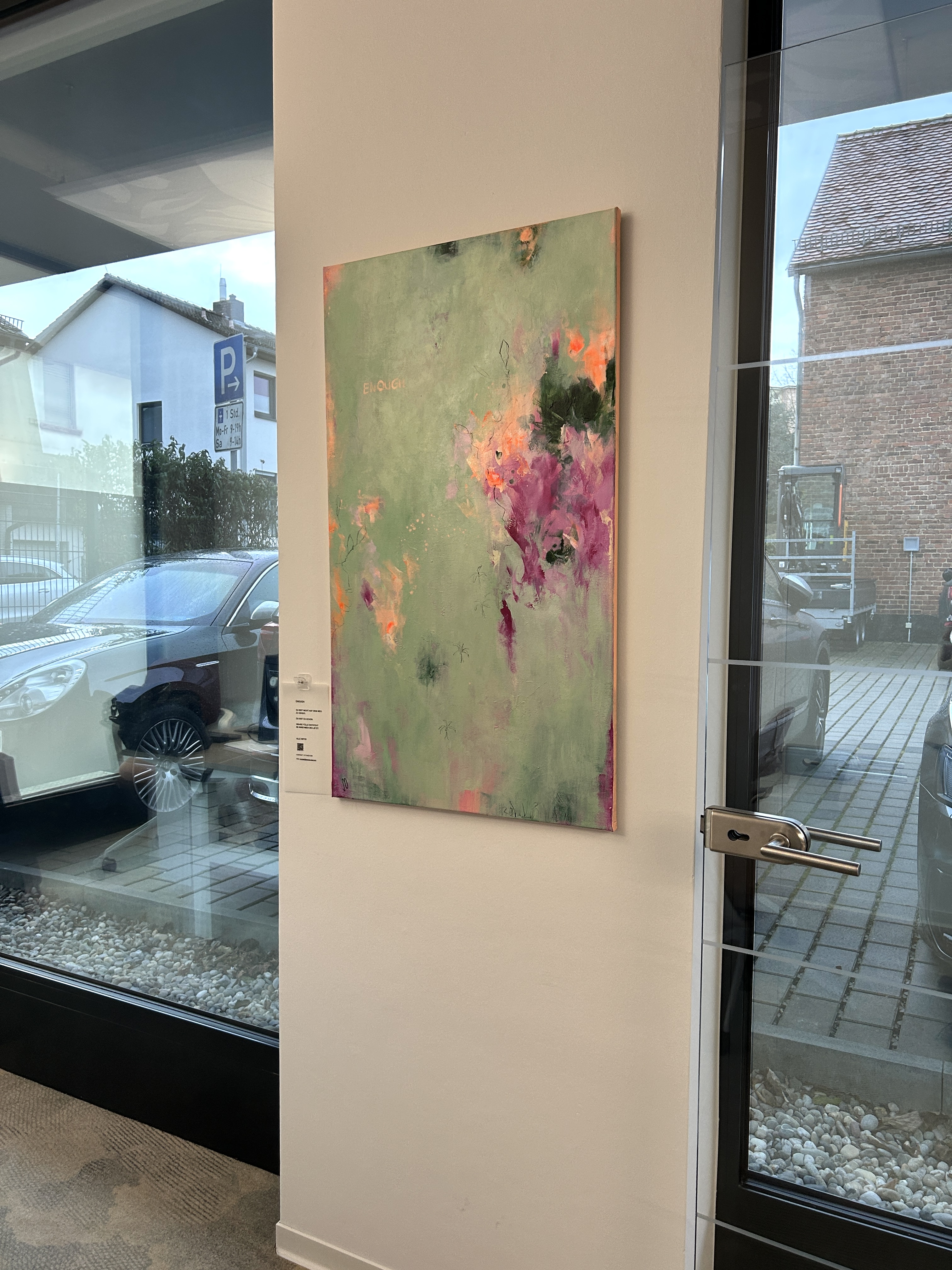 Abstraktes Kunstwerk „Enough“ von Sandra Obel in einer modernen Bürogestaltung.