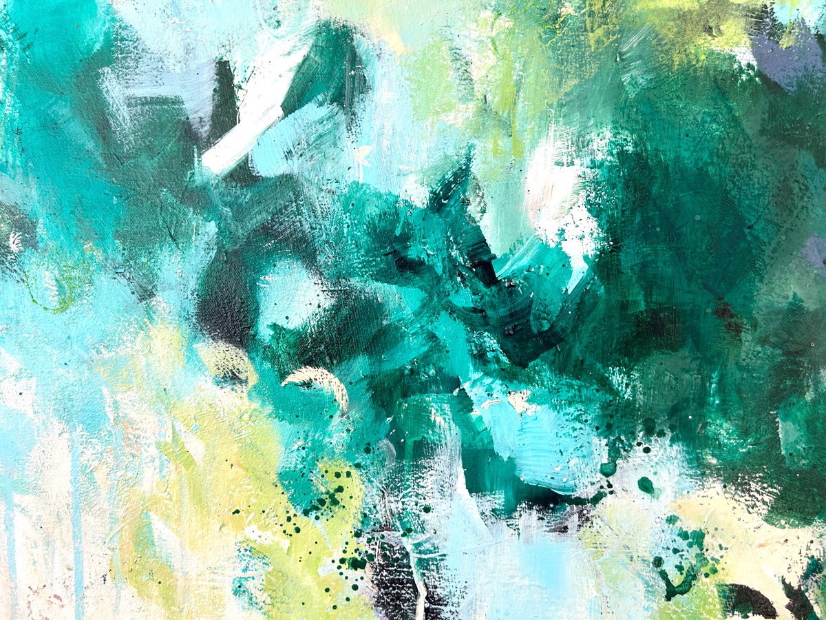 Detail aus „Forest Whispers“ mit kräftigen Grüntönen, hellen Türkisflächen und vielschichtigen Strukturen.