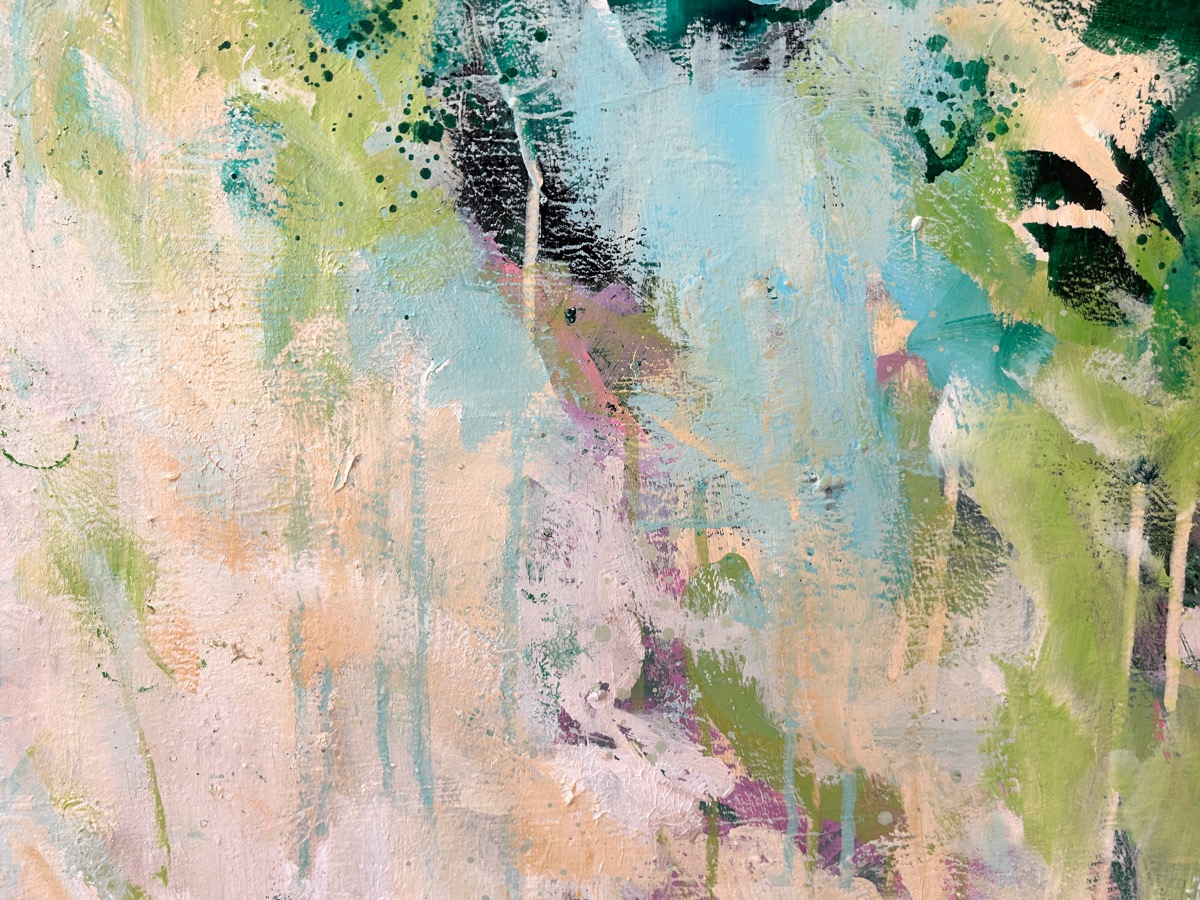 Nahaufnahme des abstrakten Kunstwerks „Forest Whispers“ mit organischen Farbverläufen, Sprenkeln und strukturreicher Acrylmalerei.