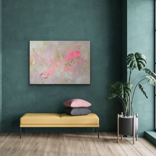 Abstraktes Kunstwerk „Golden Ease“ von Sandra Obel in einem modernen Wohnraum mit grüner Wand und zurückhaltender Einrichtung.