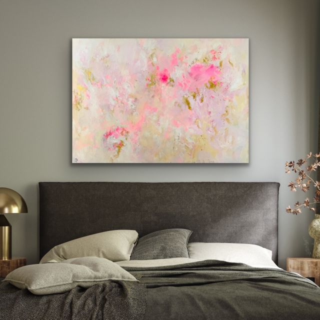 Abstraktes Kunstwerk „Golden Ease“ von Sandra Obel in einem modernen Wohnraum mit grüner Wand und zurückhaltender Einrichtung.