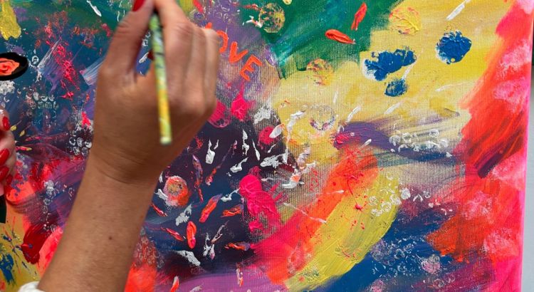 Malen mit Pinsel an der Leinwand